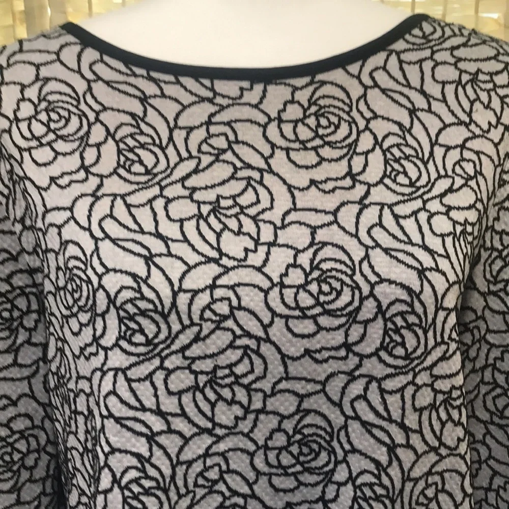 Women’s Top with pockets. Size Large. Beautiful flower design. - Picture 2 of 8